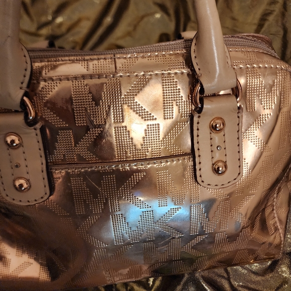 Pre-loved Michael Kors rose gold netallic purse - Picture 2 of 11